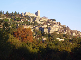 Blick auf die Burgruine von Lacoste